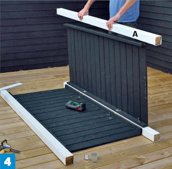 Utendørs dusjkabinett: Nå skal den siste stolpen monteres. Utendørs dusjkabinett: Nå skal den siste stolpen monteres.